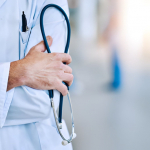 Medici radiati durante il Covid, scontro sulla reiscrizione
